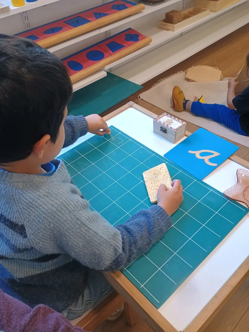 Un niño trabaja con un tablero de números en Aurora.